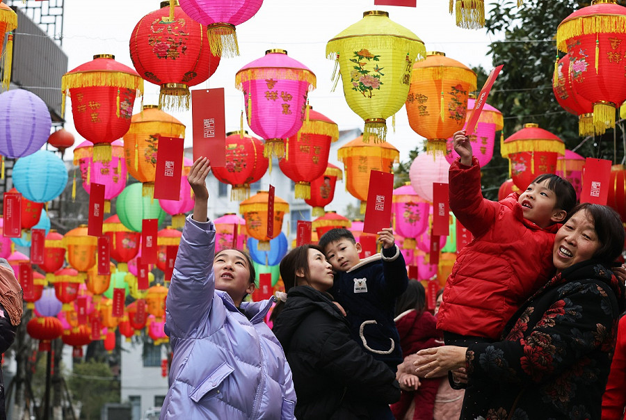 Deqing. La Cina si prepara al Festival delle Lanterne, che chiude i festeggiamenti del Capodanno. (Ni Lifang/Xinhua)