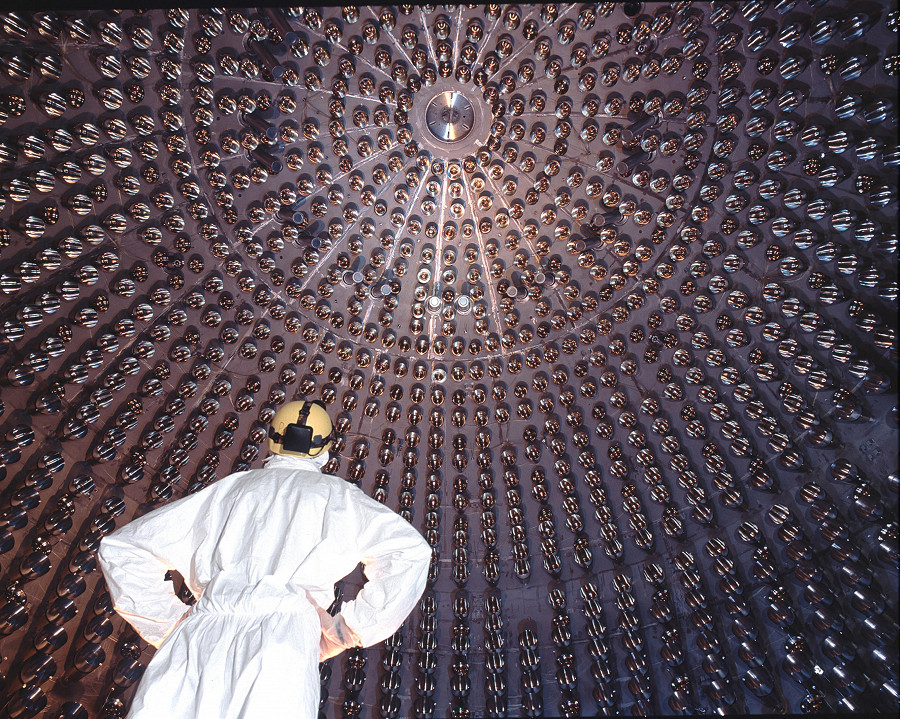 Il premier italiano Mario Draghi in visita alla sede dei Laboratori Nazionali del Gran Sasso a L’Aquila. Nelle caverne sotterranee, gli scienziati dell’Istituto Nazionale di Fisica Nucleare conducono esperimenti per svelare i misteri del cosmo (ANSA/Filippo Attili)
