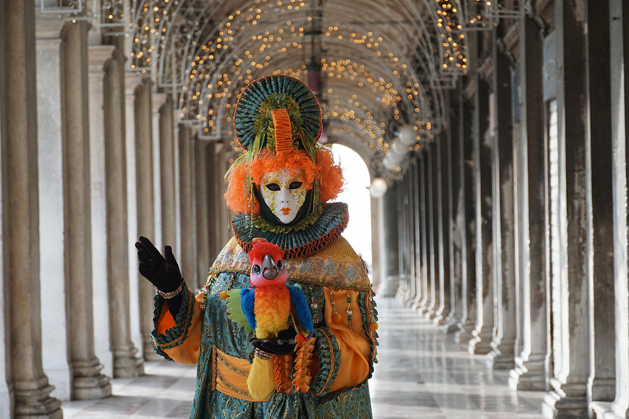 Venezia. Una maschera sfila in piazza San Marco per festeggiare il Carnevale 2022, il primo con meno restrizioni anti Covid.

