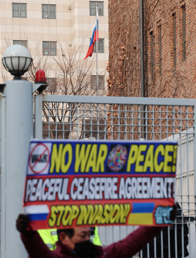 Seoul. Un attivista della Corea del Sud alza uno striscione contro la guerra, davanti alla sede diplomatica di Mosca. EPA/YONHAP SOUTH KOREA 