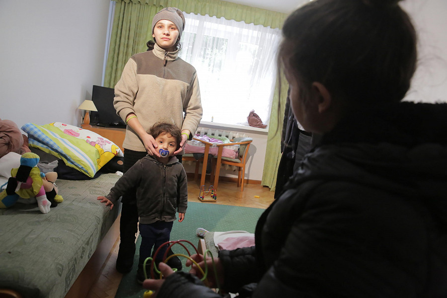 Olsztyn, Polonia. Il primo gruppo di rifugiati viene accolto nella Military Property Agency Rewita di Maroz, vicino a Olsztyn. Credit Epa/Tomasz Waszczuk