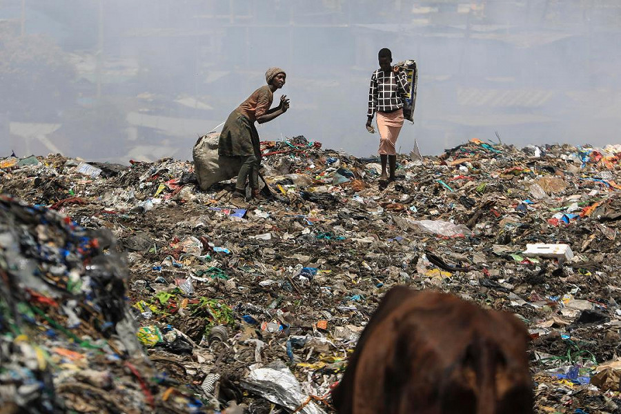 Nairobi. &Egrave; il giorno internazionale dei ‘waste pickers’, dei cercatori di rifiuti. E in Kenya i cumuli di spazzatura sembrano colline. Credit: Epa/Daniel Irungu