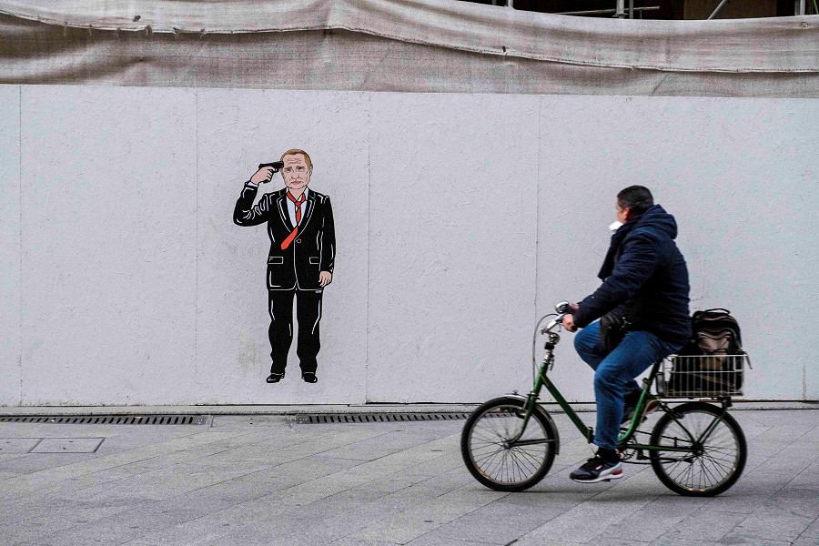 Milano. Putin con una pistola puntata alla tempia: &egrave; la nuova installazione dell’artista AleXsandro Palombo intitolata ‘Suicidio’, comparsa ieri in citt&agrave;. ANSA/Andrea Fasani