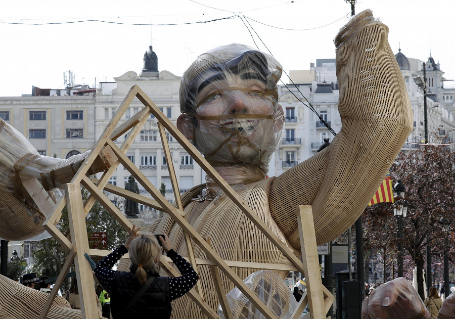 Valencia (Spagna). Una scultura, protetta dalla pioggia, sfila per le strade della citt&agrave; per celebrare le Fallas, le feste tradizionali dichiarate dall’Unesco patrimonio immateriale dell’umanit&agrave;. (EPA/Juan Carlos Cardenas)