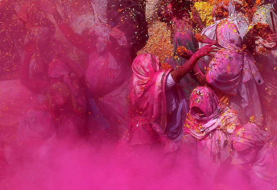 Vrindavan (India). Centinaia di vedove si sono riunite per celebrare l’Holi Festival, la tradizione ind&ugrave; che segna l’inizio della primavera, dopo un intervallo di due anni per il Covid-19. (EPA/HARISH TYAGI)