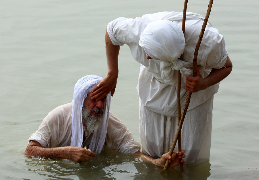 Baghdad (Iraq). In occasione di Eid Al-Khalqeh, la creazione del mondo, la setta dei Mandaei ha iniziato la celebrazione del festival religioso di cinque giorni di Benja sul fiume Tigri. (EPA/AHMED JALIL)