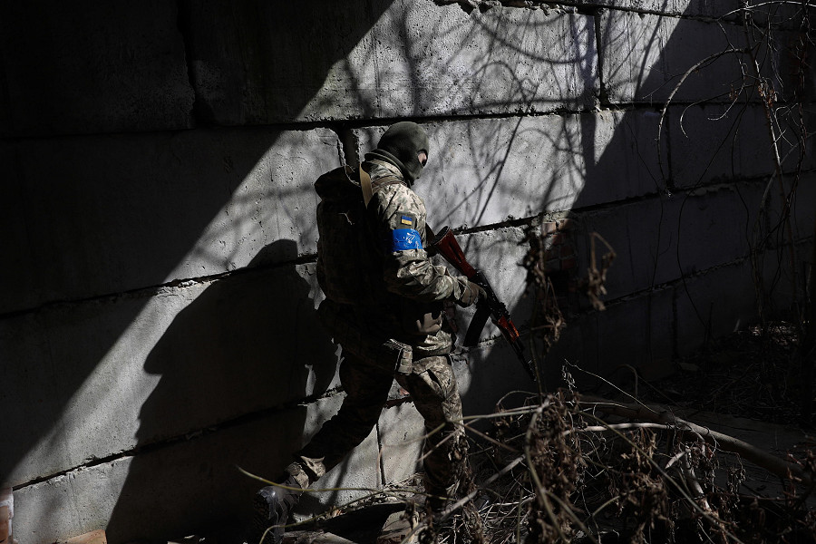 Kyiv (Ucraina). Un militare ucraino sorveglia la zona vicino al villaggio di Byshiv, a est di Kiev. &Egrave; il 33esimo giorno di guerra nel Paese. (EPA/ATEF SAFADI)