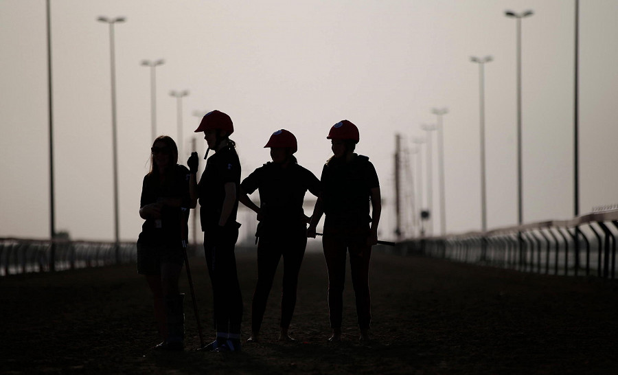 Dubai (Emirati Arabi Uniti). Gli istanti che precedono la finale del campionato femminile Camel Racing Series C1 all’Al-Marmoom di Dubai, negli Emirati Arabi Uniti. A vincere la corsa con i cammelli, la polacca Joanna Patejuk (EPA/Ali Haider)