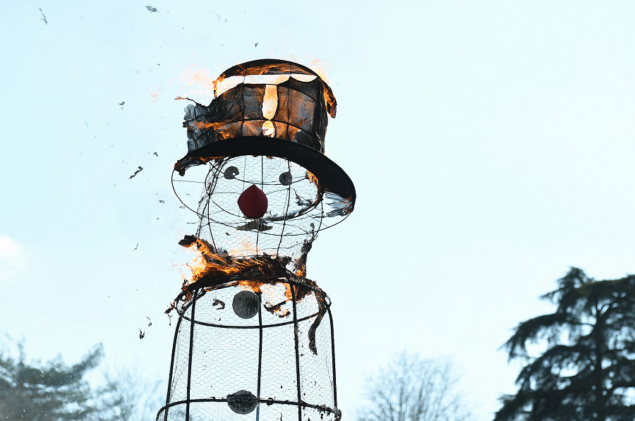 Weinheim (Germania). Un pupazzo di neve prende fuoco in occasione della parata del giorno d’estate a Weinheim, in Germania. (Xinhua/Lu Yang)