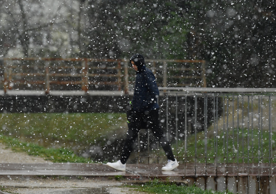 Zagabria (Croazia). Un ragazzo cammina in una inaspettata giornata di neve nella capitale balcanica. (PIXSELL/Marko Lukunic)