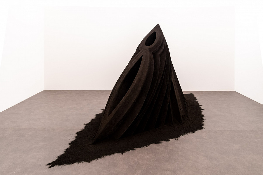 “Mother as a Mountain (Black)” (1985), Anish Kapoor. Venezia, Gallerie dell’Accademia - Palazzo Manfrin (Irene Fanizza).