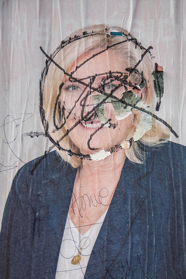 Parigi (Francia). Un poster vandalizzato mostra la leader del Rassemblement National, Marine Le Pen, sconfitta al ballottaggio delle elezioni presidenziali francesi. Per la seconda volta consecutiva, Emmanuel Macron &egrave; stato rieletto all&rsquo;Eliseo (EPA/Mohamed Badra)