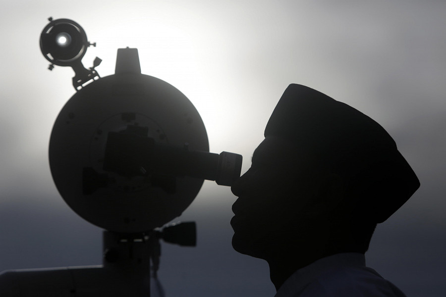 Banda Aceh (Indonesia). Il personale dell’Ufficio regionale del Ministero della religione utilizza un telescopio per osservare  il cielo e scrutare l’arrivo della luna nuova. I musulmani di tutto il mondo celebrano oggi l’Id al-Fitr, il festival di tre giorni che segna la fine del Ramadan. EPA/HOTL SIMANJUNTAK