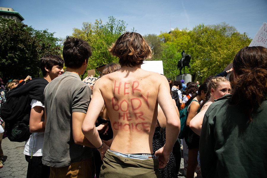 A New York alcunə studentə hanno scioperato contro la revoca della Roe v. Wade al grido di “Il suo corpo, la sua scelta”