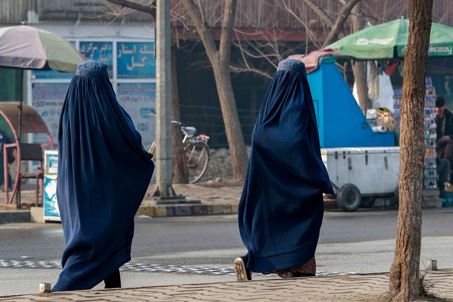 Kabul (Afghanistan). In base al decreto emanato il 7 maggio dal comandante supremo dei talebani Haibatullah Akhunzada, le donne afghane sono obbligate a indossare il burqa in pubblico. (EPA/STRINGER)