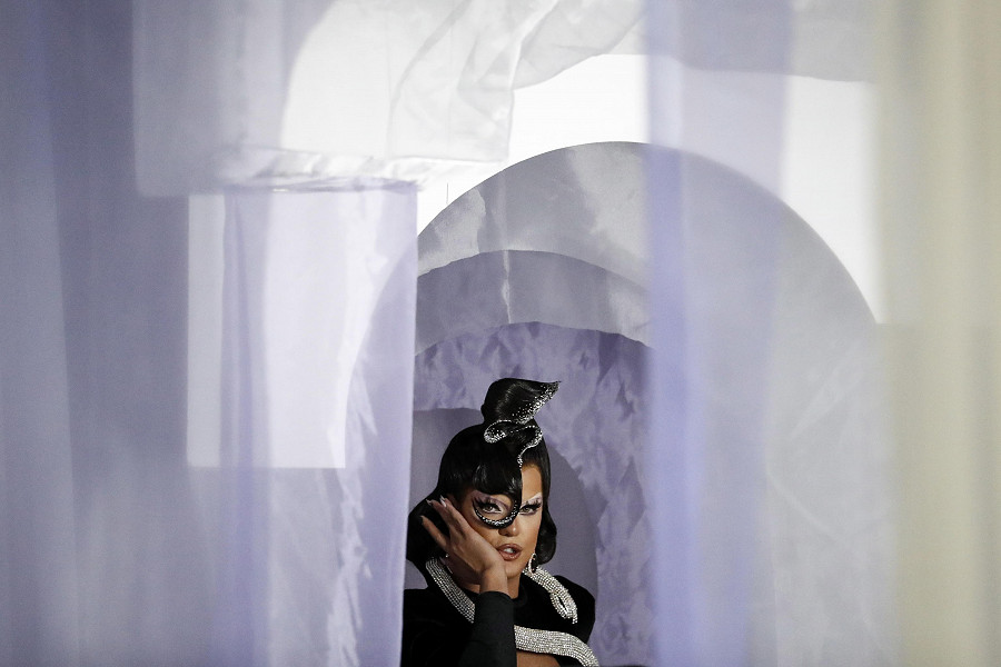 Los Angeles (Stati Uniti). La drag queen francese Nicky Doll fa capolino in uno stand durante la RuPaul’s DragCon di Los Angeles, la pi&ugrave; grande convention mondiale di drag culture 