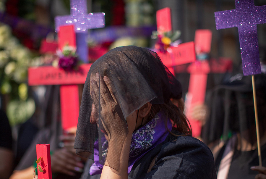 Citt&agrave; del Messico (Messico). Gruppi femministi manifestano nel cuore della capitale per l&rsquo;allarmante aumento di sparizioni e femminicidi degli ultimi mesi in tutto il Paese (EPA/ISAAC ESQUIVEL)
