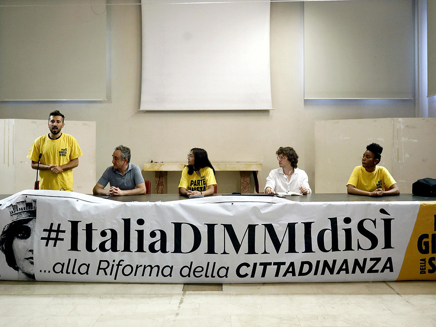 La conferenza stampa a Milano per l’approvazione di una legge sullo Ius Scholae  