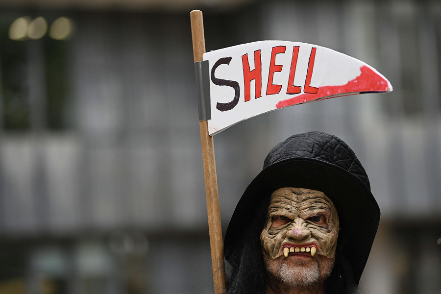 Londra (Regno Unito). Un manifestante per il clima protesta davanti all’assemblea generale annuale della Shell. L’azienda &egrave; stata costretta a sospendere l’incontro dopo essere stata interrotta dagli ambientalisti arrabbiati per la sua percepita mancanza di investimenti nella cosiddetta tecnologia verde
