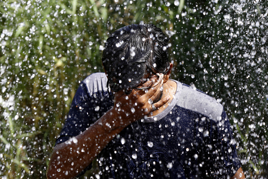 Karachi (Pakistan). Un uomo si rinfresca durante un’ondata di caldo nella citt&agrave; portuale pakistana. L’Asia meridionale &egrave; alle prese con temperature elevate, che in alcune parti del Pakistan hanno raggiunto i 50 gradi centigradi