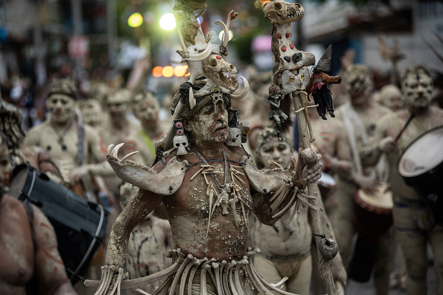 Jalcomulco (Messico). Nella citt&agrave; dello stato messicano di Veracruz, il 4 giugno gli abitanti hanno danzato e celebrato il tradizionale carnevale “Enlodados”, per evocare il passato indigeno della regione, indossando abiti tradizionali e cospargendosi il corpo e il viso di fango.