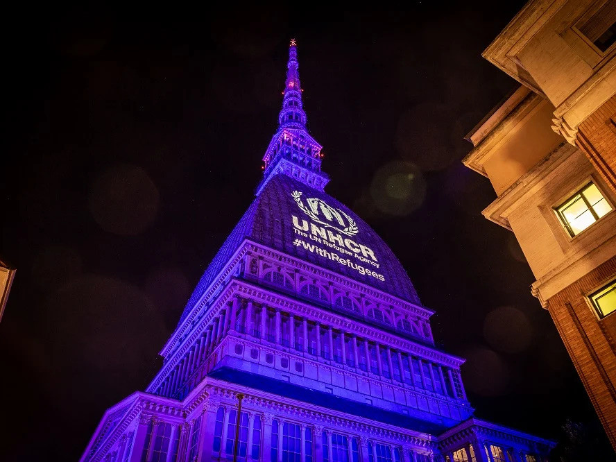 Torino (Italia). La Mole Antonelliana si illumina di blu in occasione della Giornata Mondiale del Rifugiato.