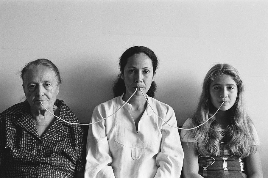 Anna Maria Maiolino, Por um fio, (fotopoemacao series), 1976