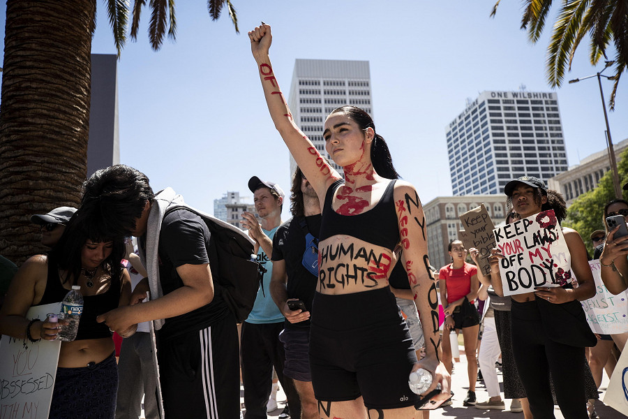 Los Angeles (California). Una manifestante protesta contro la decisione della Corte Suprema degli Stati Uniti di ribaltare la sentenza Roe vs. Wade, aprendo la possibilit&agrave; ai singoli Stati di vietare l’aborto.