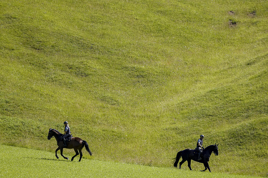 Kr&uuml;n (Germania). Due agenti di polizia pattugliano a cavallo la zona nei pressi del Castello di Elmau, dove dal 26 giugno si sta tenendo il 48&deg; vertice del G7