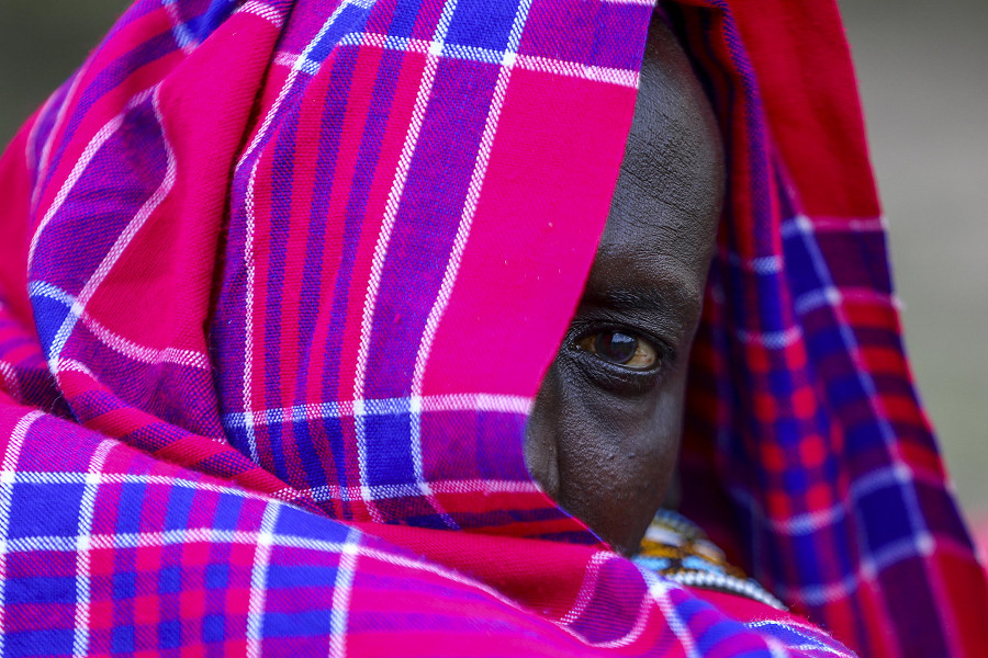 Narok (Kenya). Un uomo masai della Tanzania si copre il volto durante un’intervista dopo essere fuggito in Kenya per cure e sicurezza. Oltre 2.000 masai hanno attraversato il confine tra i due paesi dopo lo scoppio delle violenze il 10 giugno, secondo il conteggio degli attivisti kenioti.