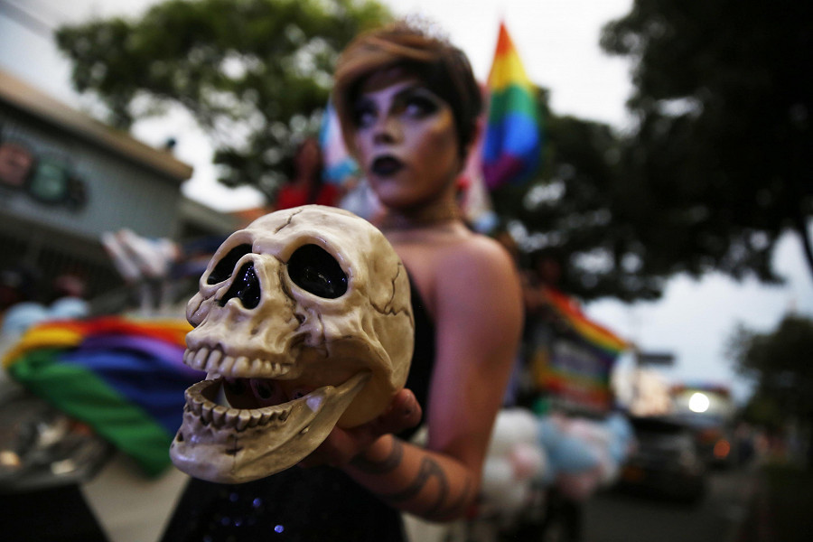 Cali (Colombia). Una partecipante in costume alla parata del Pride.