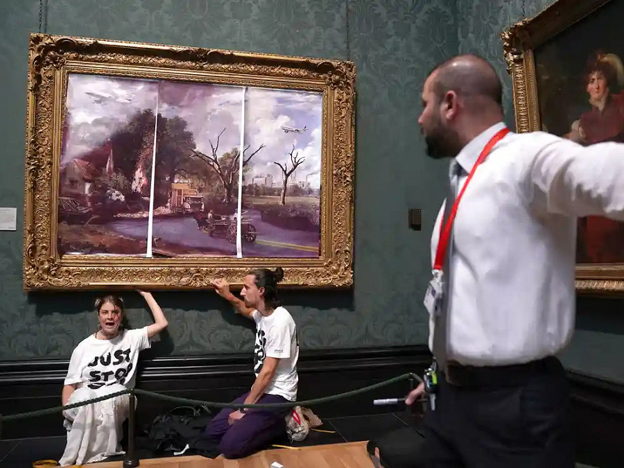 Londra (Inghilterra). Due attivisti di Just Stop Oil, movimento ambientalista inglese, hanno protestato alla National Gallery, aggrappandosi alla cornice de &ldquo;Il carro da fieno&rdquo; (The Hay Wain) di John Constable. &laquo;Sono qui perch&eacute; il nostro governo prevede di concedere in licenza 40 nuovi progetti petroliferi e di gas nel Regno Unito nei prossimi anni&raquo;, ha dichiarato l&rsquo;attivista Hannah Hunt.