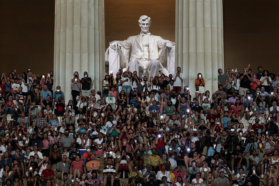 Washington DC (Stati Uniti). Una gran folla riunita al Lincoln Memorial assiste ai fuochi d&rsquo;artificio in occasione del Giorno dell’Indipendenza, la festa nazionale che ricorda l’adozione della Dichiarazione d’indipendenza degli Stati Uniti dal regno inglese, avvenuta il 4 luglio 1776. 
