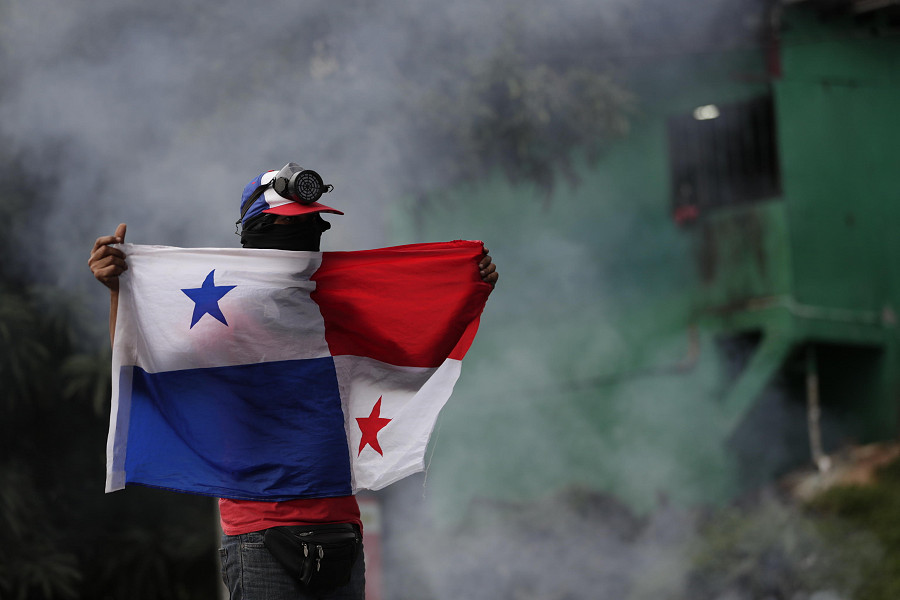 Panama City (Panama). Dimostranti partecipano a una nuova giornata di proteste presso l’Universit&agrave; di Panama nel mezzo dello sciopero indetto dai sindacati a causa dell’alto costo del carburante e del cibo.