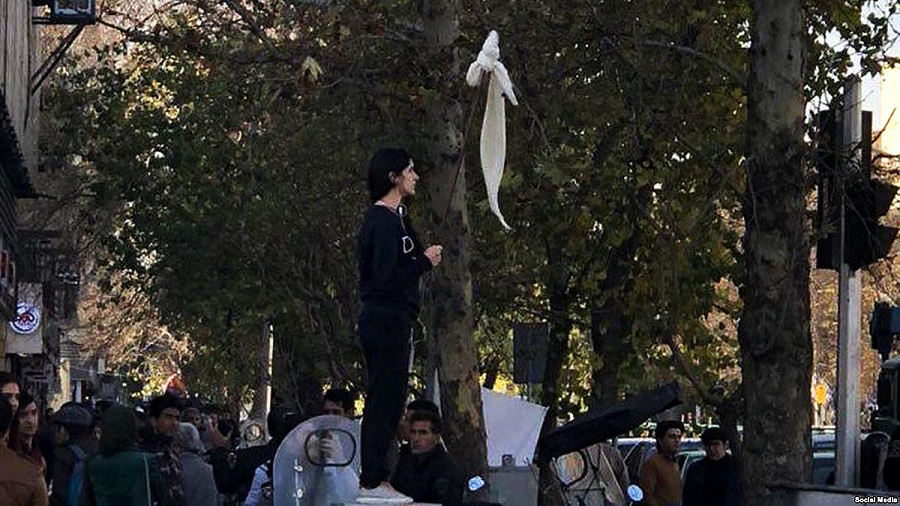 Nel 2017 Vida Movahed protesta a Teheran, legando il suo velo a un bastone. Prima di essere arrestata e identificata era chiamata “La ragazza di Enghelab Street”