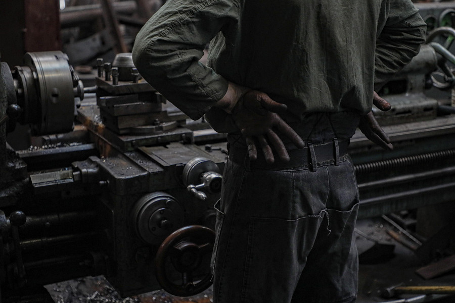 Dolzhansk (Lugansk). Un lavoratore intento a una macchina per l’estrazione del carbone presso la miniera di Dolzhanskaya-Capital. Degli oltre 1.000 minatori che lavoravano nella miniera, 430 sono stati sostituiti dalle donne dopo che gli uomini sono partiti per combattere il conflitto russo-ucraino.