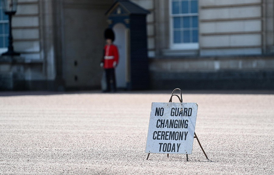 Londra (Regno Unito). Una Guardia Granatiera fuori da Buckingham Palace. La Gran Bretagna, che a luglio ha registrato la temperatura record di 40,2 &deg;C, &egrave; in stato di allerta a causa della peggiore siccit&agrave; verificatasi dal 1976.