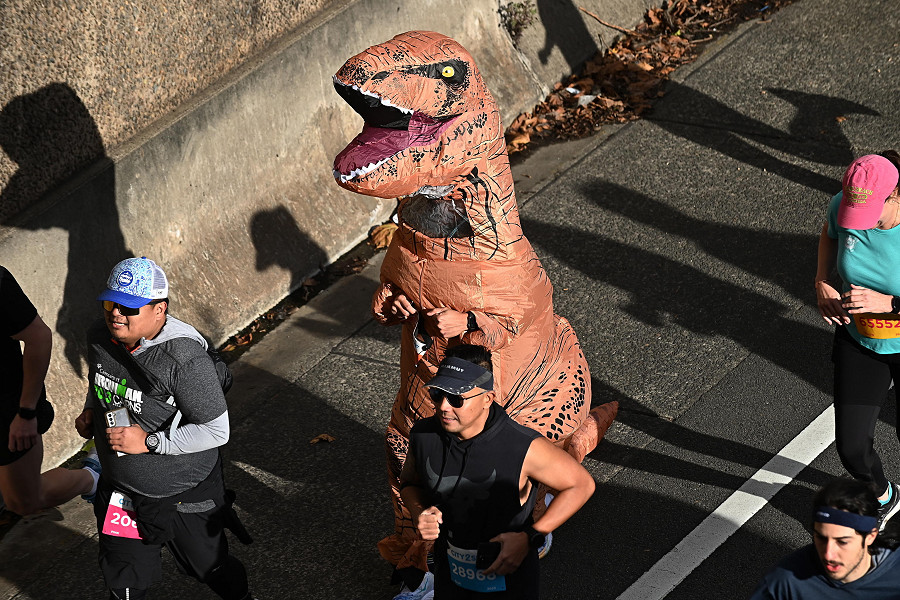 Sydney (Australia). I partecipanti prendono parte all’annuale corsa su strada di 14 chilometri City2Surf. L’evento era stato sospeso per due anni a causa della pandemia da Covid-19