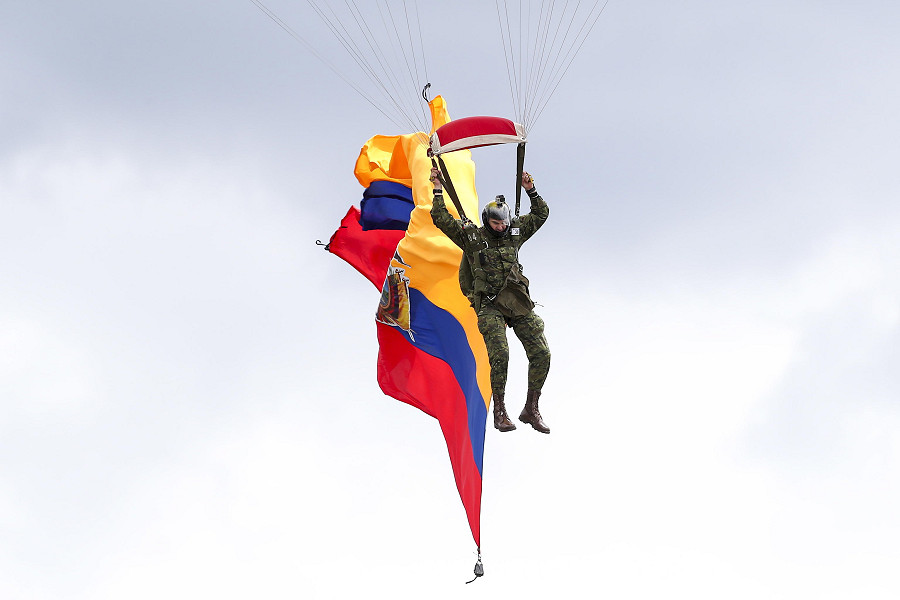Quito (Ecuador). I paracadutisti della Eloy Alfaro Superior Military School partecipano alla celebrazione del Primer Grito de Independencia, l’anniversario dell’indipendenza del Paese dalla dominazione spagnola.