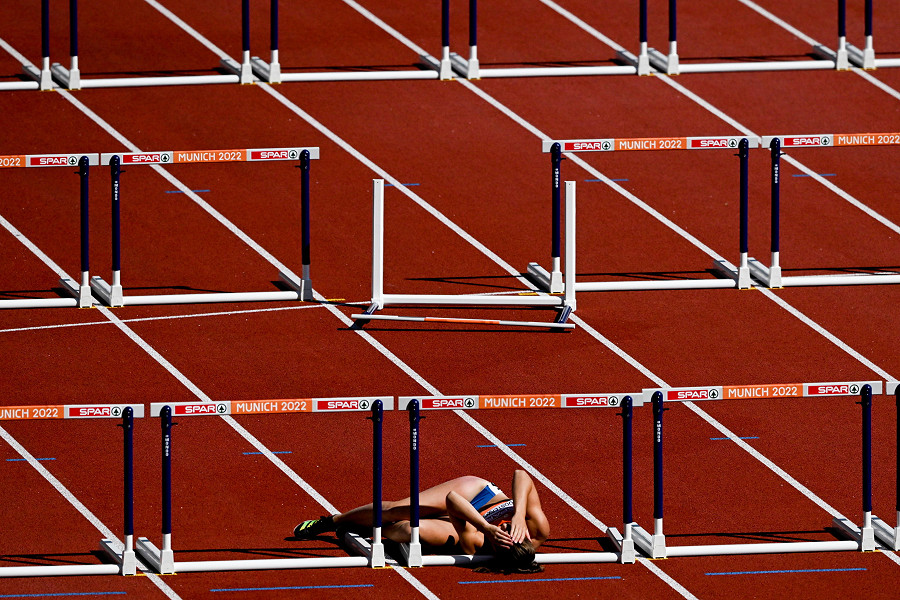 Monaco di Baviera (Germania). L’olandese Emma Oosterwegel dopo essere caduta durante la manche dei 100 metri ostacoli dell’eptathlon femminile durante le gare di atletica ai Campionati europei di Monaco 2022. 