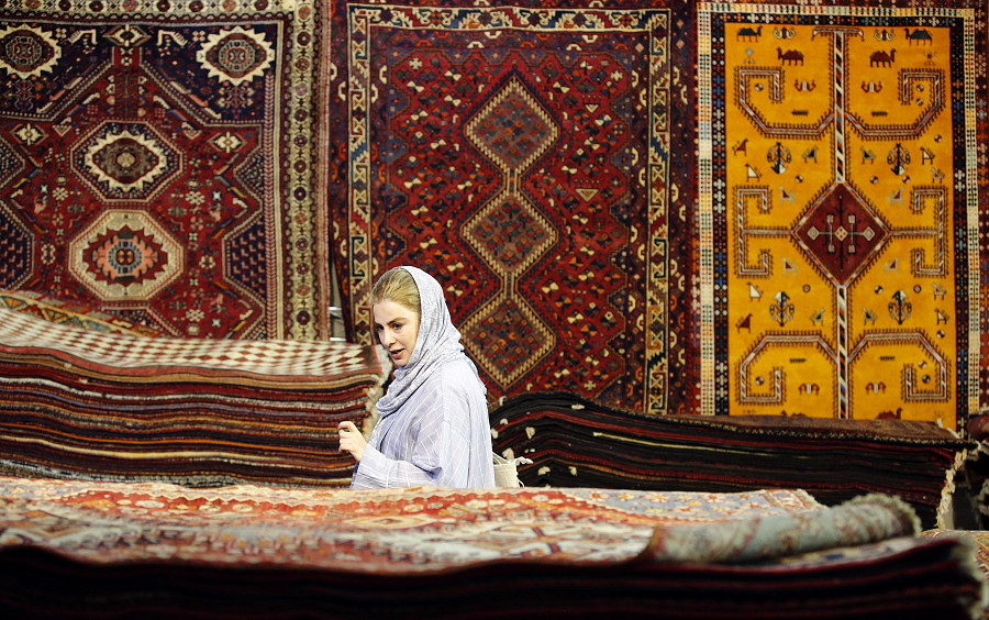 Teheran (Iran). Una donna visita la 29&deg; mostra di tappeti fatti a mano, che rimarr&agrave; aperta all’International Exhibition Complex di Teheran fino al 28 agosto.