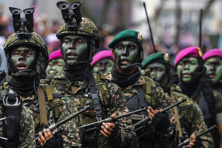 Kuala Lumpur (Malesia). I membri delle forze armate malesi prendono parte, mascherati, a una parata durante le celebrazioni della Giornata Nazionale 2022