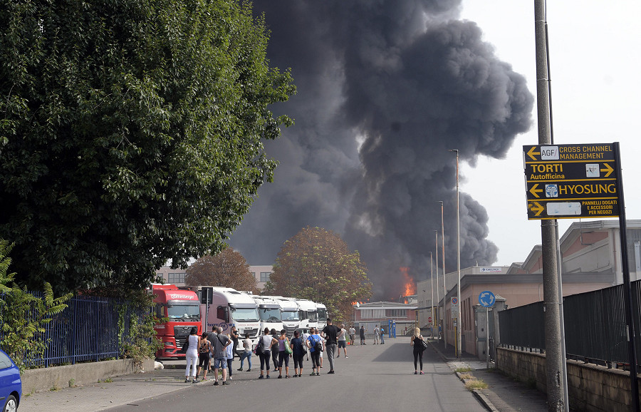 I vigili del fuoco al lavoro per spegnere l’incendio con esplosione scoppiato oggi in una ditta chimica a San Giuliano Milanese