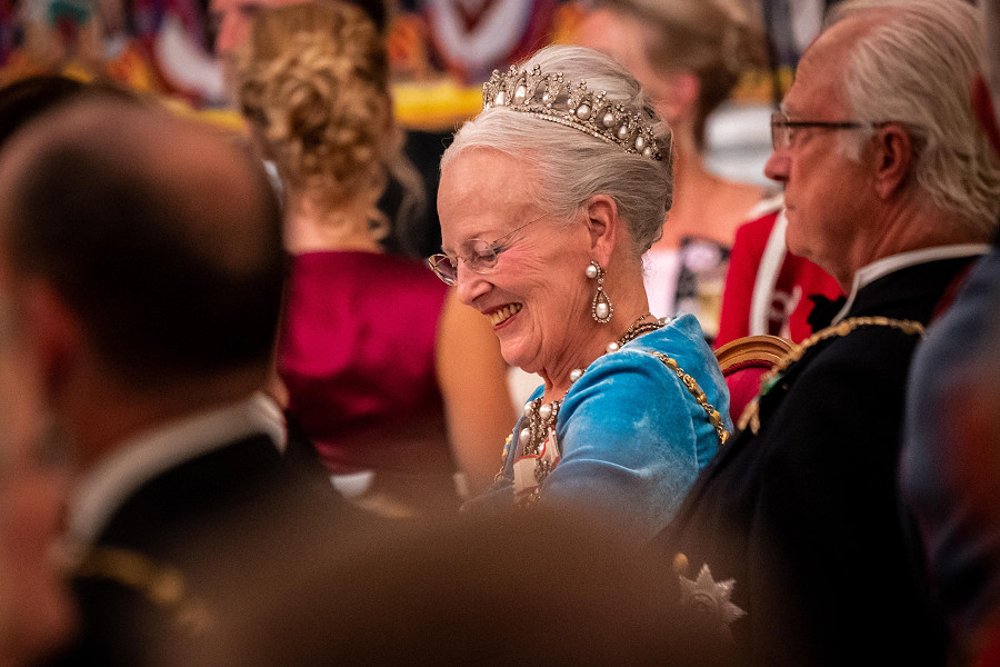 Copenaghen (Danimarca). Durante le celebrazioni per il 50&deg; anniversario della sua ascesa al trono, la regina danese Margherita II ascolta il discorso del primo ministro danese Mette Frederiksen.
