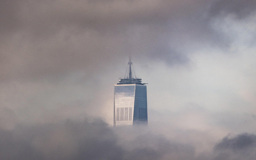 New York (Stati Uniti). Il grattacielo One World Trade Center, il sesto pi&ugrave; alto del mondo (541 metri), avvolto da nuvole grigie. 