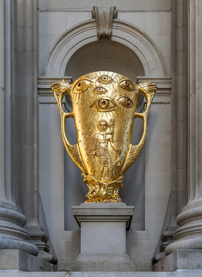 New York (Usa). I quattro trofei dorati, simbolo della vittoria e del potere, le nuove opere scelte per le nicchie della facciata del Metropolitan Museum (ANSA)