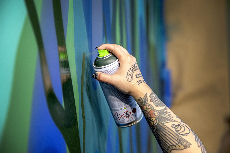 Miami (Florida, Usa). La writer Diana Ordonez, in arte Ledania, ritocca una sua opera al Museum of Graffiti. Noto come il primo museo al mondo dedicato ai graffiti, da oggi fino al 18 novembre ospiter&agrave; un allestimento firmato da una delle protagoniste della street art latinoamericana.