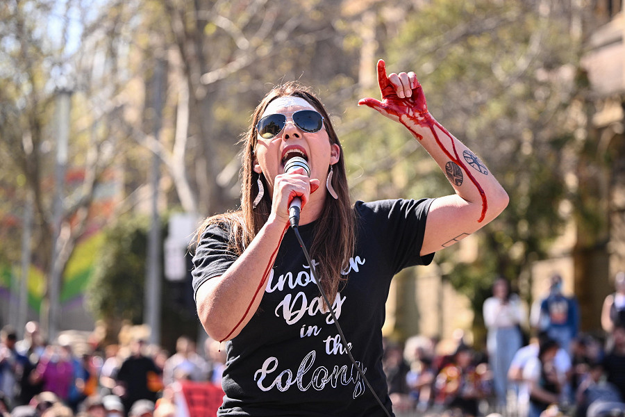 Melbourne (Australia). La senatrice del partito dei Verdi Victoria Lidia Thorpe prende la parola nel corso di una protesta contro la monarchia inglese (EPA/JOEL CARRETT AUSTRALIA E NUOVA ZELANDA FUORI)