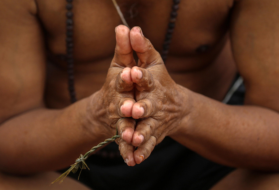 Mumbai (India). Un devoto ind&ugrave; esegue il rituale ‘Tarpan’ durante le preghiere Mahalaya, nei pressi del serbatoio dell’acqua di Banganga (EPA/DIVYAKANT SOLANKI)