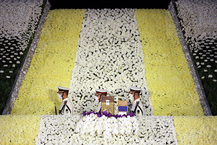 Tokyo. Al Nippon Budokan, una parata militare davanti all’altare dell’ex premier giapponese Shinzo Abe, in occasione dei funerali di Stato. Che hanno visto la partecipazione di migliaia di persone, tra cui dignitari stranieri, i rappresentanti di oltre 200 Paesi e diverse organizzazioni internazionali. (EPA/TAKASHI AOYAMA/POOL)